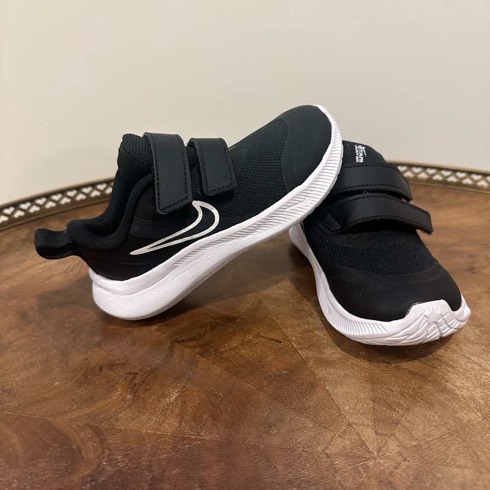 Nike Star Runners Toddler Boys Size 7 in Black and White